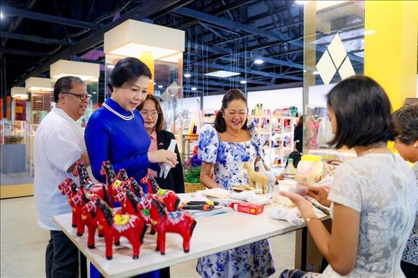 Phu nhân Tổng Bí thư, Chủ tịch nước Tô Lâm thăm trẻ em hoàn cảnh đặc biệt tại Philippines