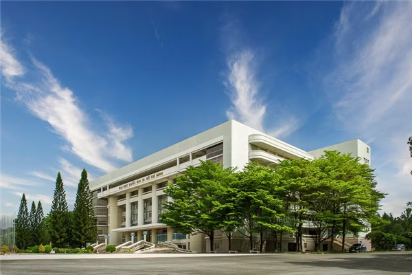 Développer quatre établissements denseignement supérieur de rang asiatique