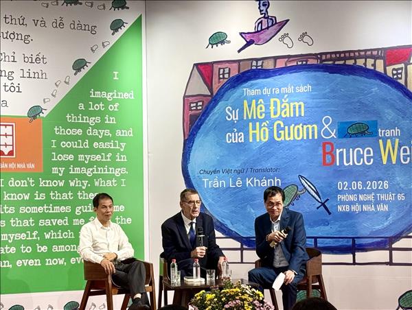 US veteran launches bilingual poetry collection, art exhibition in Hanoi