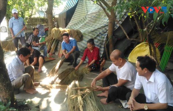 https://imagevietnam.vnanet.vn/ハティン省マイフー村ハアン集落：150年受け継がれるススキのほうき作り