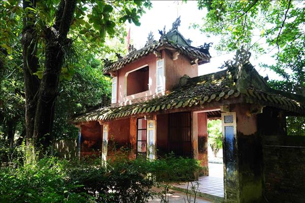 Exploring Dieu De Pagoda