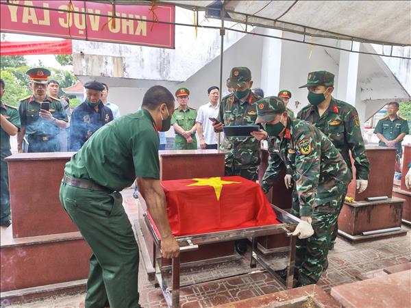 Lấy mẫu, số hóa thông tin hài cốt liệt sĩ tại Nghĩa trang Liệt sĩ Quản Bạ