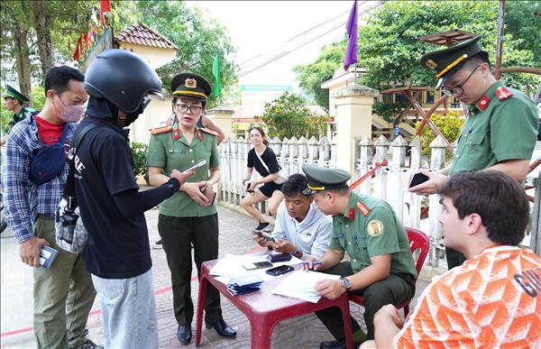 Hỗ trợ du khách quốc tế thực hiện đúng các quy định của pháp luật Việt Nam