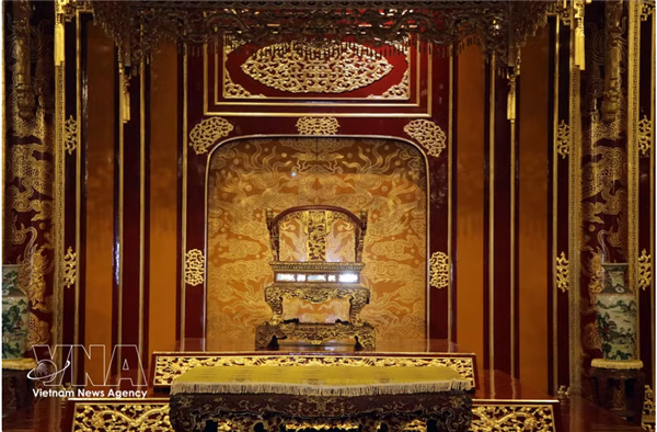 Le trône royal de la dynastie des Nguyên retrouve sa place au palais Thai Hoa après restauration