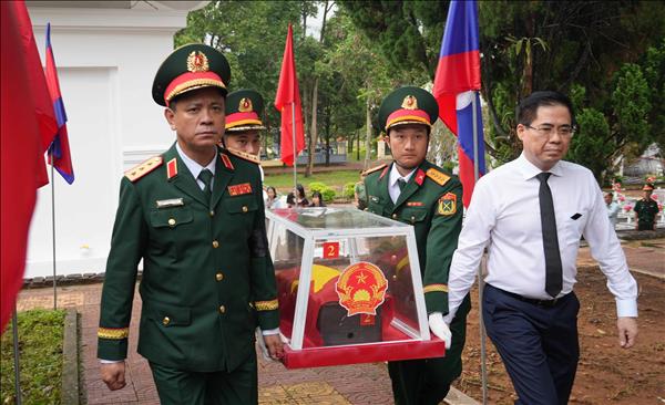 An táng 16 hài cốt liệt sĩ, quân tình nguyện Việt Nam hy sinh tại Lào và Campuchia