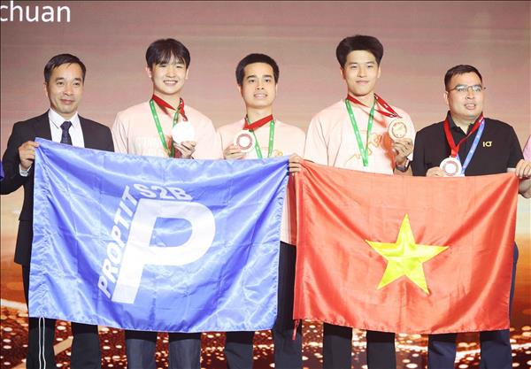 Sinh viên Việt Nam tỏa sáng tại sân chơi công nghệ hàng đầu thế giới ở Trung Quốc
