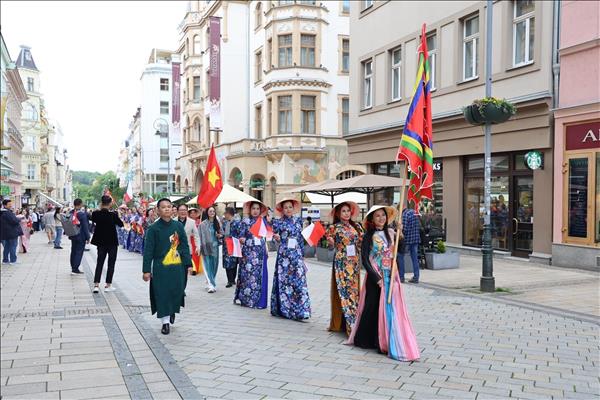 Rực sáng sắc màu văn hóa Việt Nam tại Karlovy Vary (CH Séc)