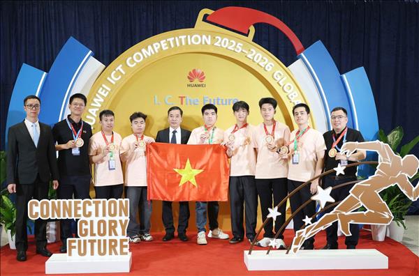 Vietnamese students shine at Huawei ICT Competition