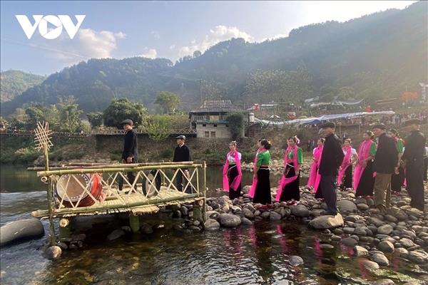タイ族の祭り「ソエチエン」　―　銅鑼の響きが山々をつなぐ