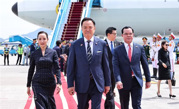 泰国总理阿努廷抵达河内 开始对越南正式访问并出席东盟未来论坛