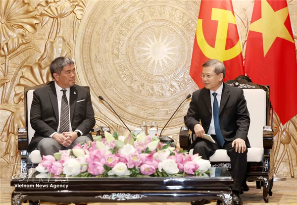 越共中央内政部长黎明智会见泰国民主党副领导伊斯拉·桑托兰武特