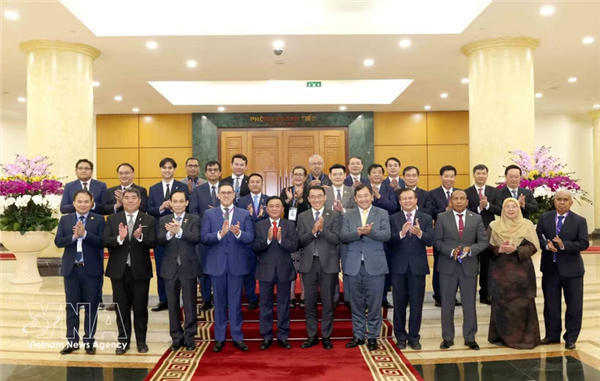 越共中央书记处常务书记陈锦秀会见东南亚各国政党代表