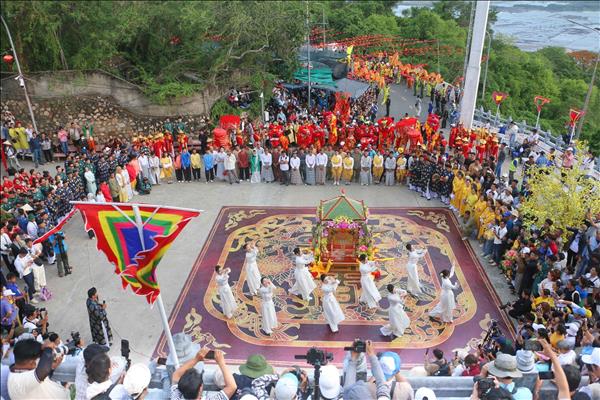 Linh thiêng Lễ rước tượng Bà Chúa Xứ Núi Sam 