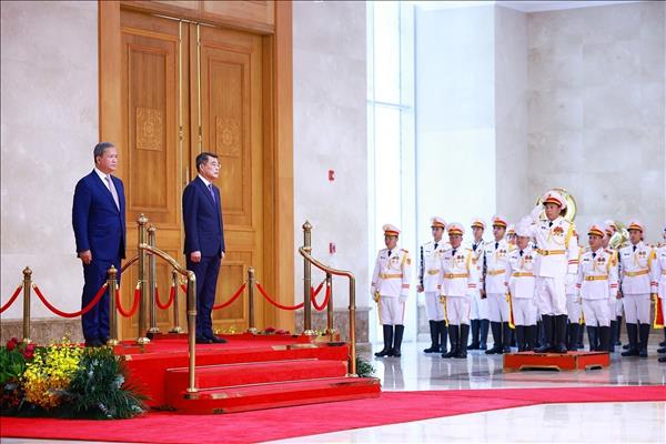 Vietnamese Prime Minister hosts official welcome ceremony for Cambodian counterpart