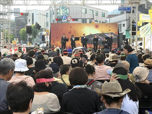 Vietnams booth draws crowds at Seoul world food festival