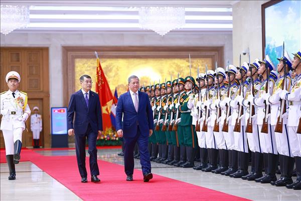 Cambodian PM arrives in Hanoi for official visit, ASEAN Future Forum 2026