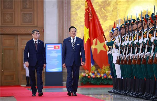 フン首相　タイのアヌティン首相への歓迎式典を主催