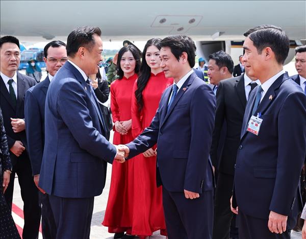Thai PM arrives in Hanoi for official visit, attendance at ASEAN Future Forum