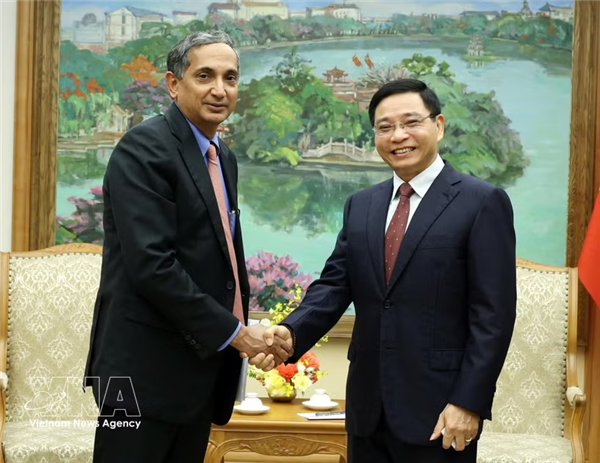 越南政府副总理阮文胜会见国际货币基金组织亚太部主任克里斯里尼瓦桑