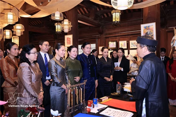 越南政府总理黎明兴夫人与老柬泰三国总理夫人共同出席各项文化交流活动