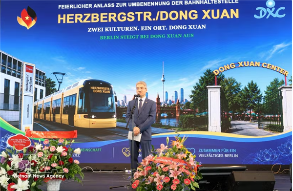 Larrêt de tramway  Dông Xuân  à Berlin célèbre lamitié vietnamo-allemande