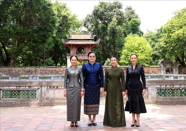 Les épouses des Premiers ministres de quatre pays visitent le Temple de la Littérature à Hanoï