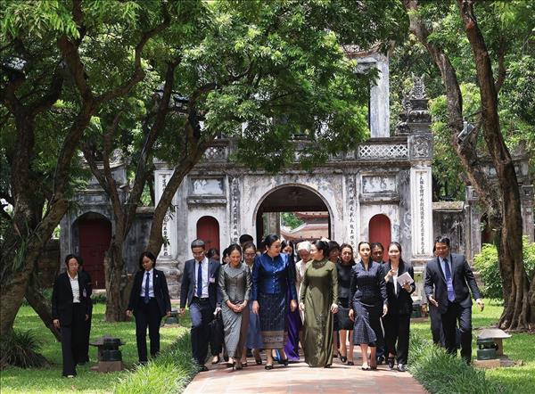 Spouses of Vietnamese, Lao, Cambodian, Thai PMs tour Hanois Temple of Literature