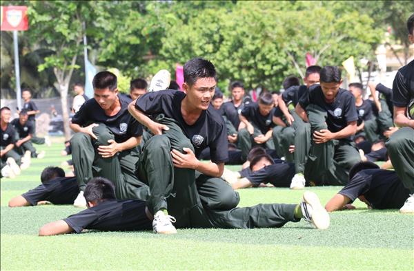 Chiến sỹ mới khắc phục khó khăn, hoàn thành chương trình huấn luyện