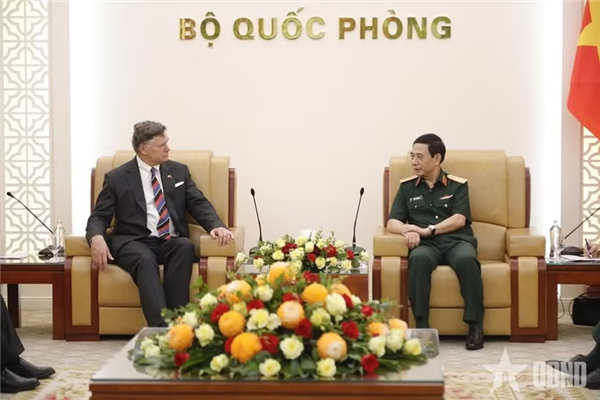 潘文江大将会见美国副国务卿克里斯托弗·兰道