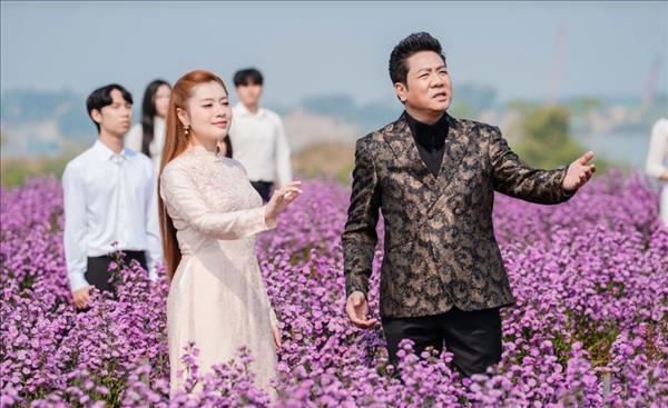NSND Quốc Hưng hát Đất nước hôm nay chào mừng Đại hội Đảng 