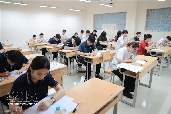 Más de 1,2 millones de estudiantes vietnamitas participan en examen de graduación 2026