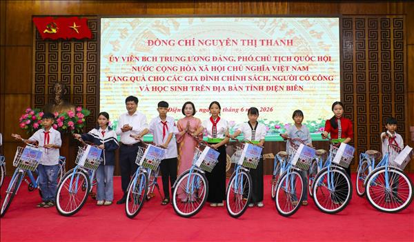 Phó Chủ tịch Quốc hội Nguyễn Thị Thanh trao quà tặng gia đình chính sách, học sinh khó khăn tại Điện Biên
