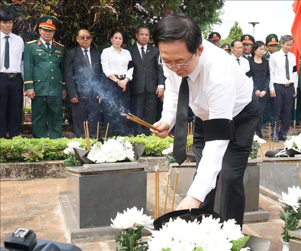 Truy điệu, an táng 18 hài cốt liệt sĩ hy sinh trên đất bạn Campuchia