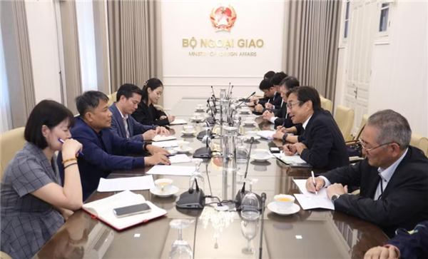 越南外交部常务副部长阮明羽会见出光兴产公司代表董事兼副总裁平野敦彦