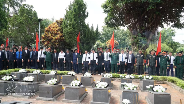 Efectúan homenaje póstumo a 18 mártires vietnamitas caídos en Camboya