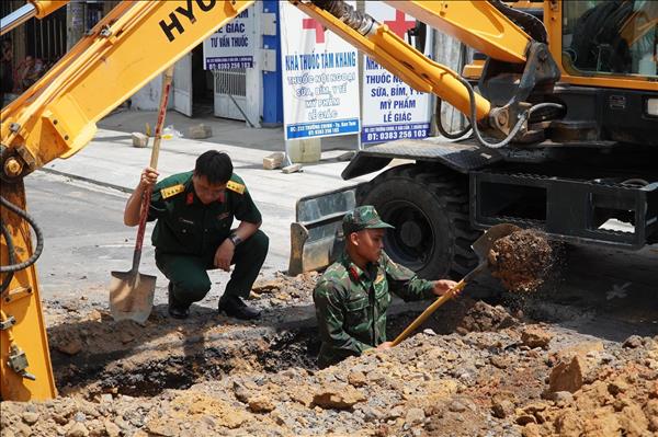 Bắt đầu đào rãnh ngang thăm dò, tìm kiếm hài cốt liệt sĩ tại đường Trường Chinh, Quảng Ngãi