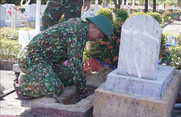 Miệt mài hành trình tìm lại tên cho các liệt sĩ giữa thời tiết khắc nghiệt