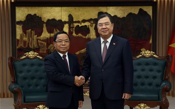 越南政府常务副总理范家足会见老挝副总理兼司法部长坎潘·彭玛塔