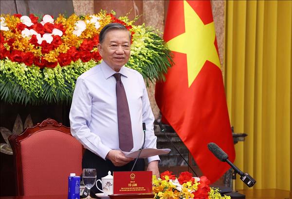 Top leader calls on press to continue accompanying nation in new development phase