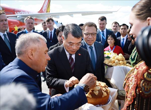 レー・ミン・フン首相 ロシア・カザンに到着　ASEAN・ロシア首脳会議出席へ