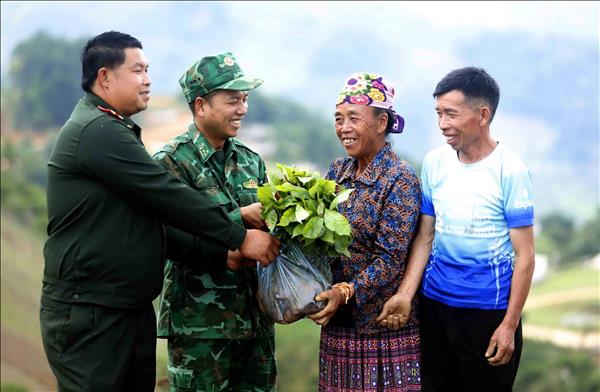 Biên cương gắn kết, vun đắp tình hữu nghị đặc biệt Việt - Lào
