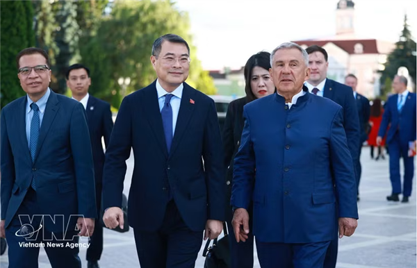 Le Premier ministre vietnamien rencontre le chef de lÉtat du Tatarstan à Kazan