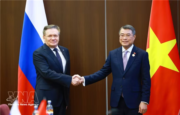 Le Premier ministre Le Minh Hung rencontre des dirigeants de Rosatom et Zarubezhneft