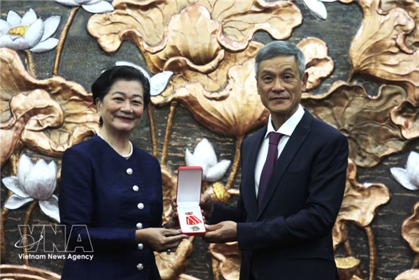 Lancienne ambassadrice du Cambodge, Chea Kimtha, décorée de lOrdre de lAmitié
