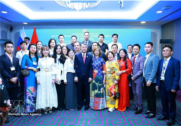 Le PM Le Minh Hung rencontre la communauté vietnamienne en Russie