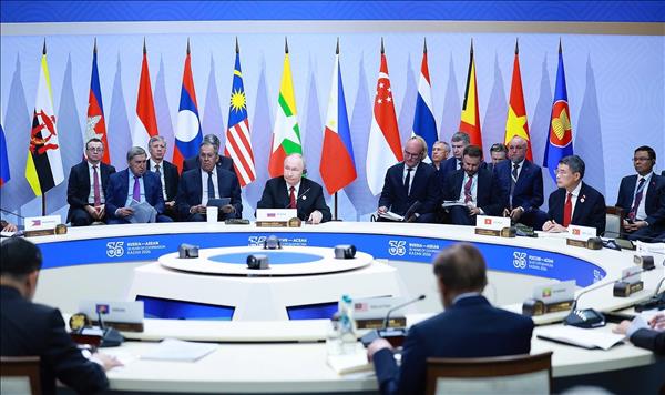 Премьер-министр Ле Минь Хынг принял участие в пленарном заседании Саммита по случаю 35-летия отношений АСЕАН–Россия