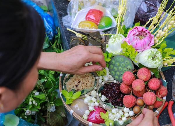 Hà Nội nhộn nhịp chợ Tết Đoan Ngọ