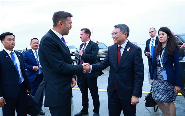 Prime Minister returns to Hanoi, concluding successful working trip to Russia