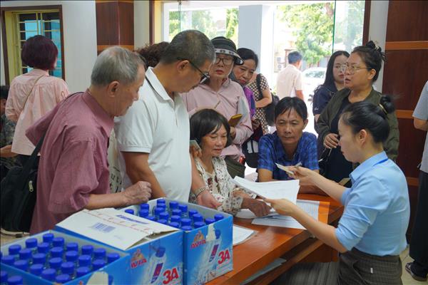 Người dân Hà Nội giao đất xây cầu qua sông Hồng nhận sổ đỏ tái định cư