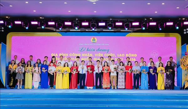 Tuyên dương 95 gia đình công nhân, viên chức, lao động tiêu biểu toàn quốc